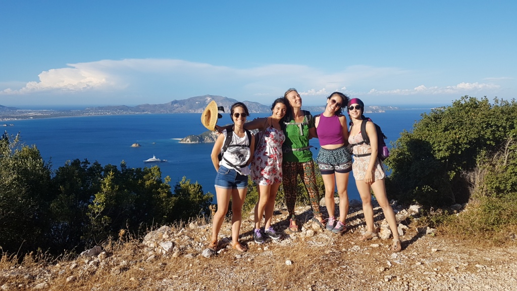 Gruppe glücklich lachender Frauen beim Wandern auf Zakynthos